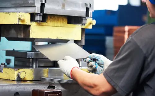 Usługi obróbki plastycznej – wykrawanie i tłoczenie elementów z blach